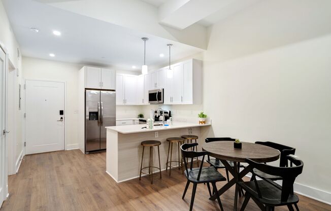 2 beds, 1 bath, 905 sqft, $2,695, Unit 813
