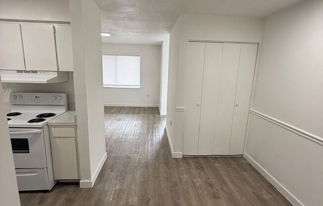 1 bed, 1 bath, 700 sqft, $1,300, Unit 4819-14