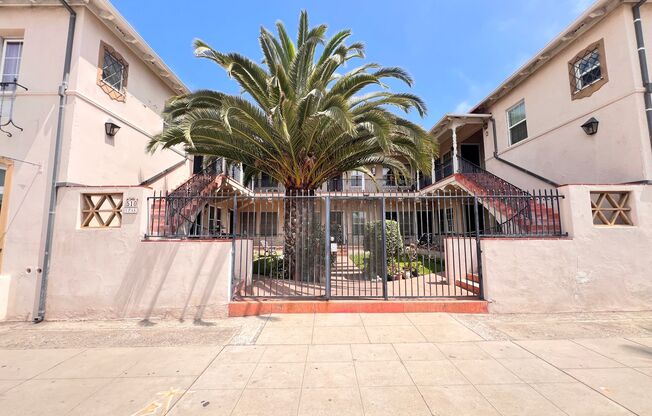 MOVE IN SPECIAL-Charming Hillcrest 2 Bedroom Apartment For Rent!!