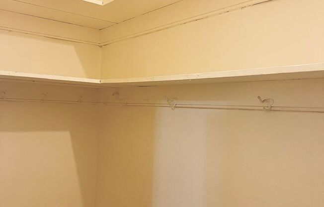 3 beds, 1 bath, 1,400 sqft, $1,495, Unit 4528-D29