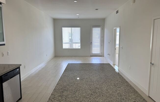Beautiful 2+2, Bonus Room & balcony in PLAYA VISTA, every amenity, top floor
