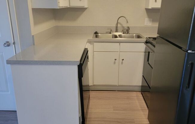 1 bed, 1 bath, $800, Unit 26-CL