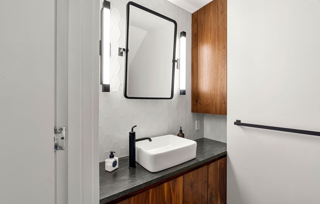 2 beds, 1.5 baths, 1,368 sqft, $5,500, Unit 906