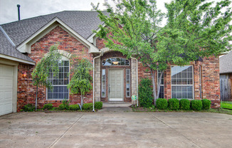 Spacious 3 bedroom/ Study -2264 sq ft.- Edmond Schools - Close to Quail Springs and Chishom Creek Shopping/Dining