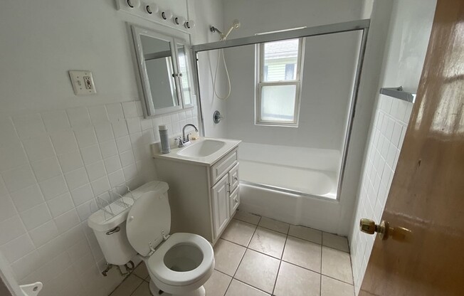 3 beds, 1 bath, $2,600, Unit 2