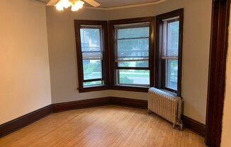 3 beds, 1 bath, $1,300, Unit 01