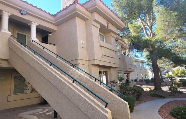 Bright Upstairs Condo with Vaulted Ceilings, Fireplace & Prime Location!