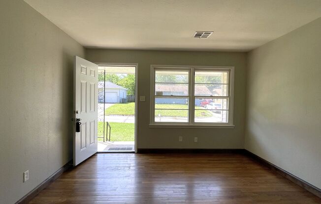 Beautiful Home with Granite and Hardwood!