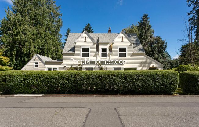 Stunning Four Bedroom Home Near Multnomah Village!