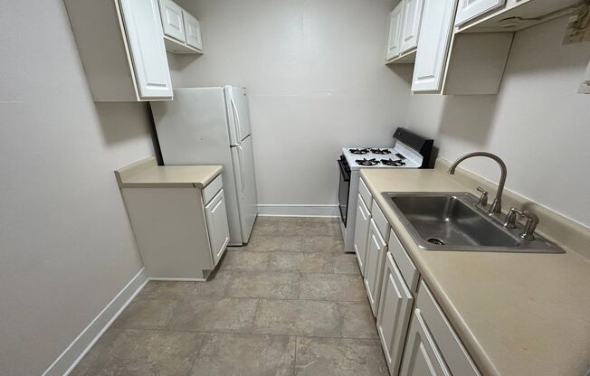 1 bed, 1 bath, $995, Unit 33