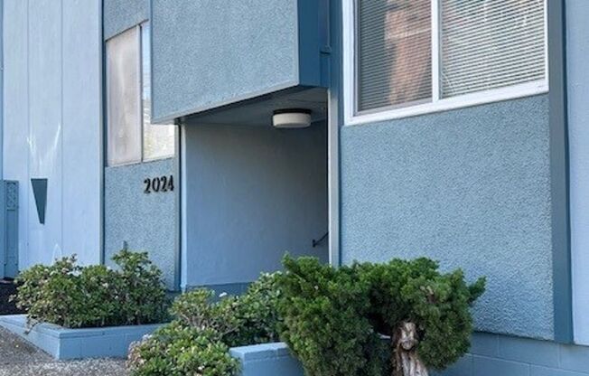 2 Bedroom 1 Bath, in the Gourmet Ghetto Area.