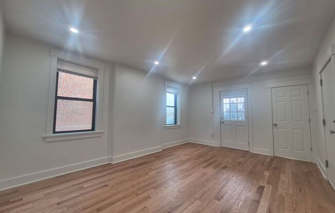 2 beds, 1 bath, 750 sqft, $1,899, Unit 5637 Hobart St. #4