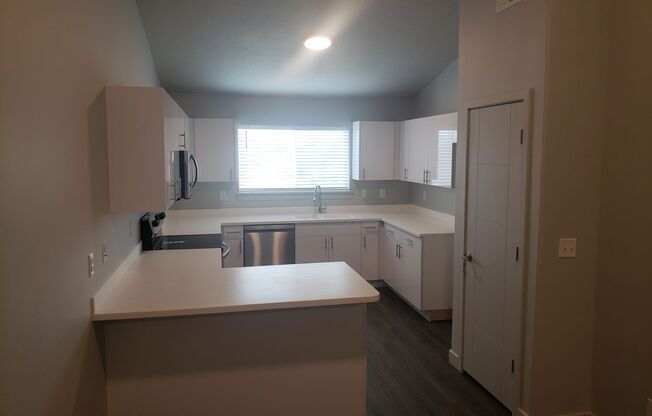 2 beds, 1 bath, $1,300