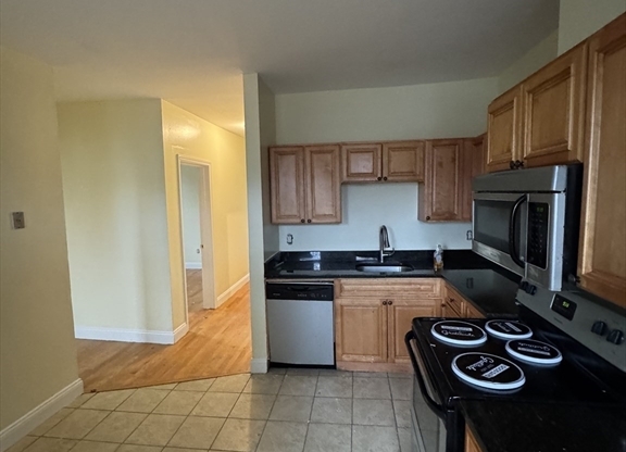 3 beds, 1 bath, 889 sqft, $3,200, Unit 3