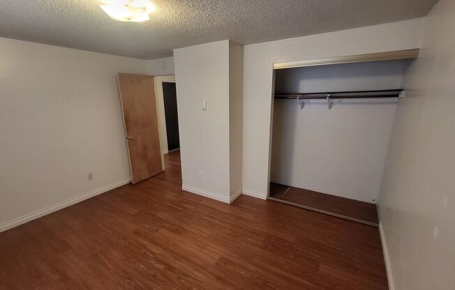 3 beds, 1 bath, 1,041 sqft, $1,900, Unit 435