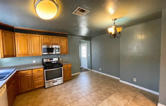 3 beds, 1 bath, 850 sqft, $2,995