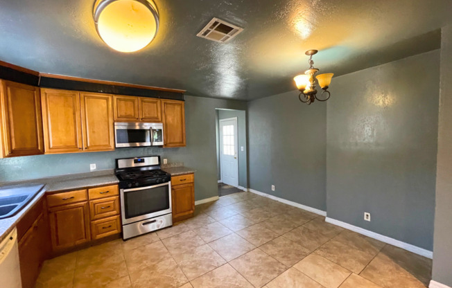 3 beds, 1 bath, 850 sqft, $2,995