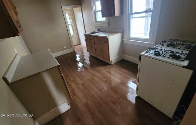 3 beds, 1 bath, $900