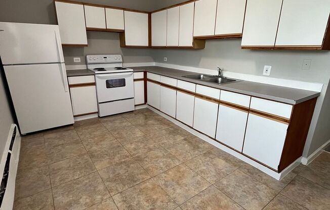 3 beds, 1 bath, 1,090 sqft, $1,195