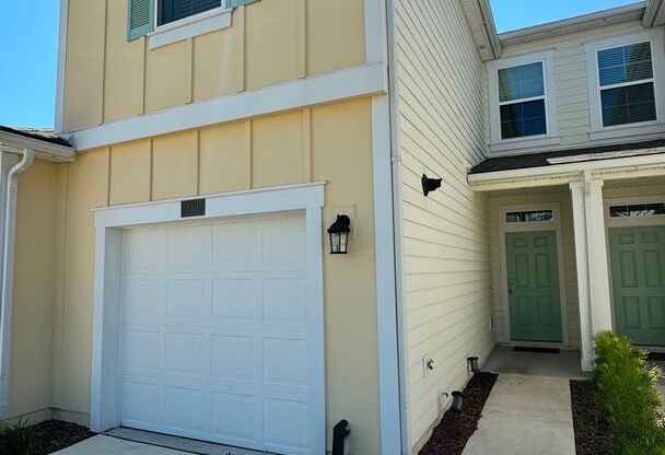 Beautiful 3/3 in Waterford Lakes!