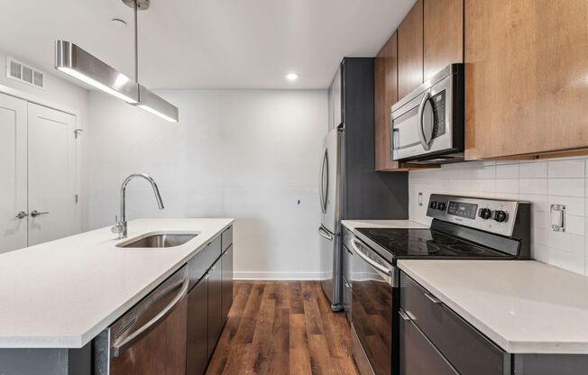 2 beds, 2 baths, 915 sqft, $2,300, Unit 416