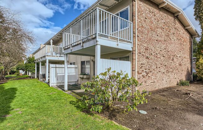 Fabulous Top Floor End Unit 1 Bed 1 Bath Newport Hills Condo!
