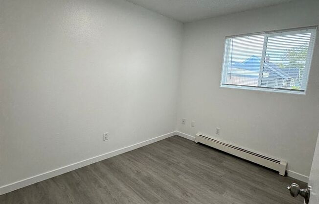 2 beds, 1 bath, $1,250, Unit 7