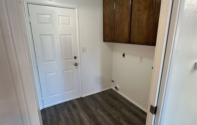 Gorgeous, spacious townhouse in West Lancaster! MOVE IN READY