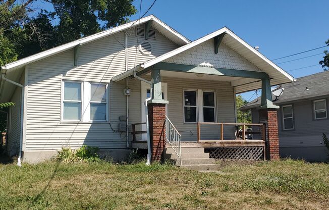 2 bd, 2 bathroom house, central west Columbia, full remodel inside last year, hardwoods, w/d, lawncare and off street parking