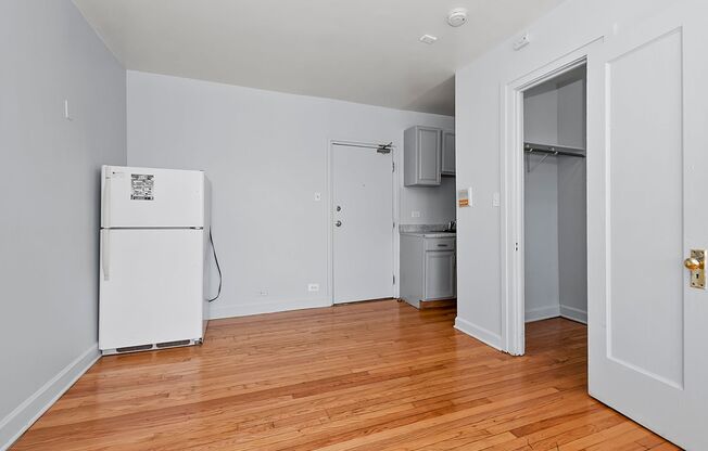 Studio, 1 bath, 450 sqft, $895, Unit 310