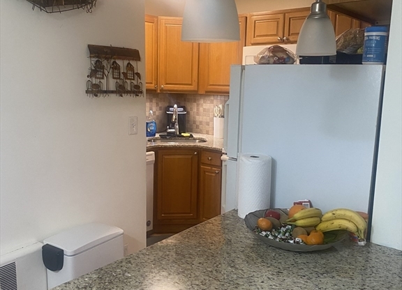 2 beds, 1 bath, 850 sqft, $2,675, Unit T-37