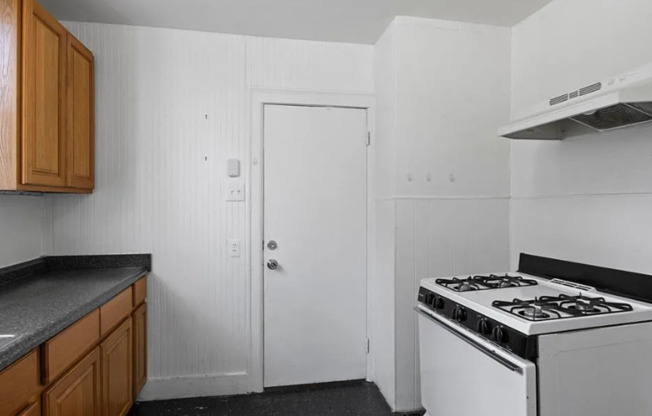 2 beds, 1 bath, $1,000, Unit # LOWER