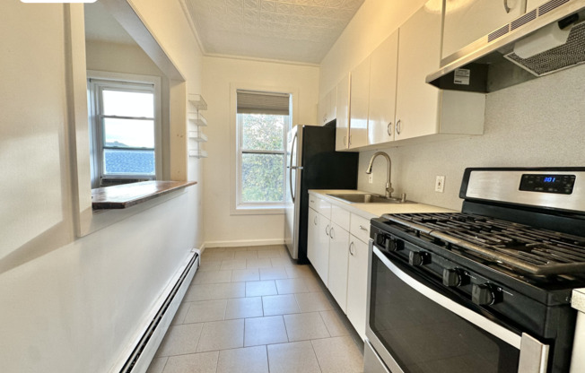 2 beds, 1 bath, $3,100, Unit 2