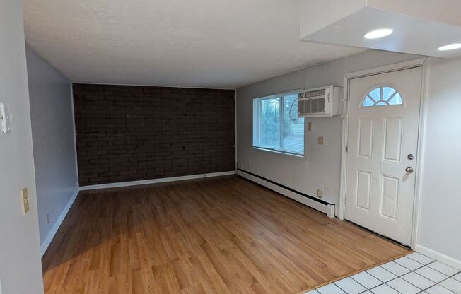 2 beds, 1 bath, $800, Unit Unit G