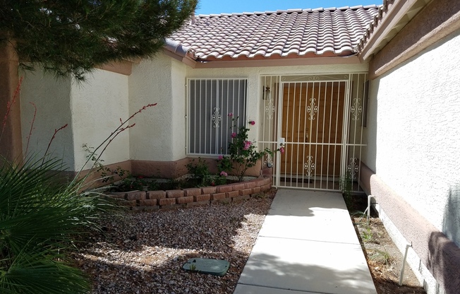 Single Story * 3 bedroom * New Paint & Flooring