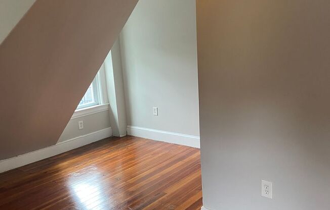 2 beds, 1 bath, 1,000 sqft, $1,900