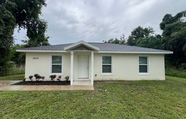 Charming 3 Bedroom, 2 Bathroom Home in Ocala!!