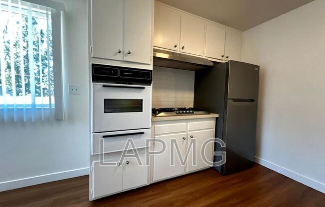 121 N HILLCREST BLVD