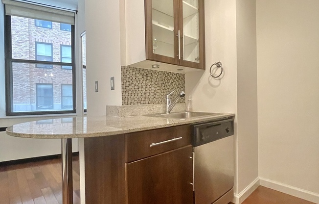 Studio, 1 bath, 370 sqft, $3,300, Unit 406