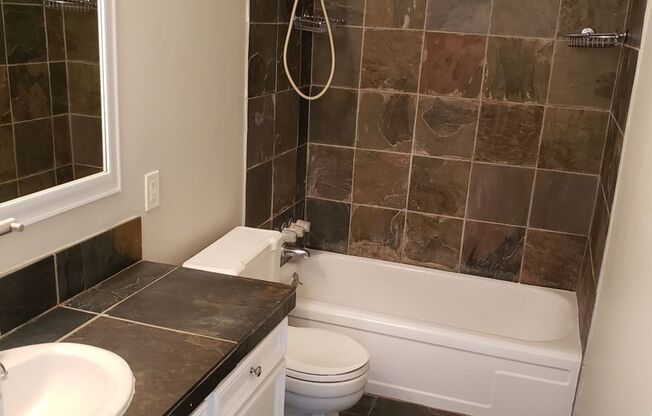 2 beds, 1 bath, $1,395, Unit 20