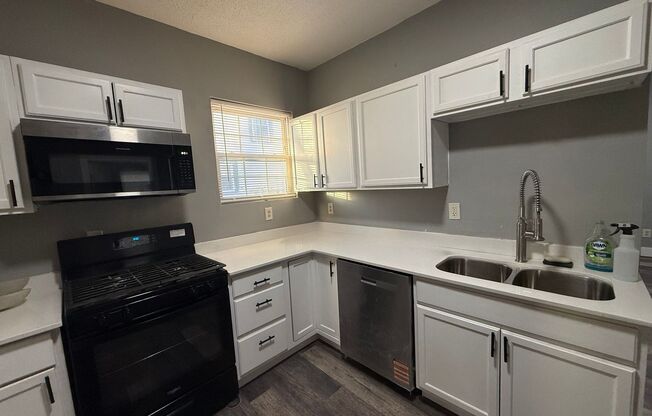 Large 6 Bed Single Family Home in MPLS!