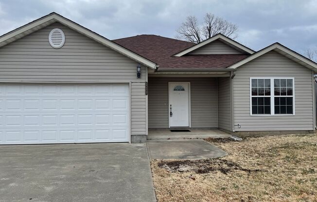 BEAUTIFUL 3BR/2BA Home in Joplin, MO with fenced in back yard. Close to Joplin Sports complex and Schifferdecker Golf course!