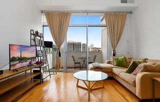 1 bed, 1 bath, 700 sqft, $2,400