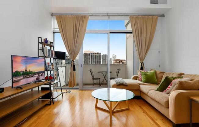 1 bed, 1 bath, 700 sqft, $2,400