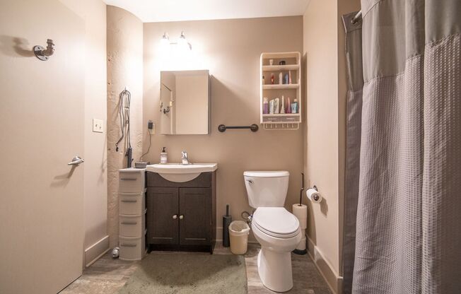 3 beds, 3 baths, $2,500, Unit 107 - C