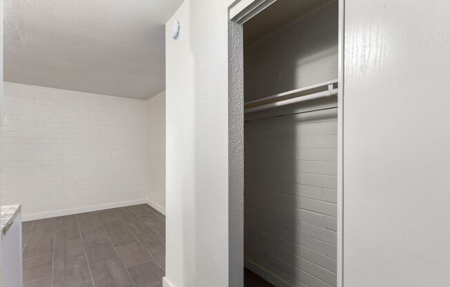 Studio, 1 bath, 300 sqft, $900, Unit 09