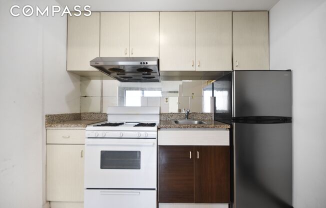 1 bed, 1 bath, $3,000, Unit 4R