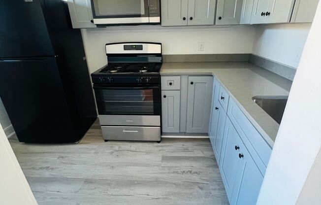 Arlington Neighborhood RENOVATED 2 BEDROOM TOWNHOME