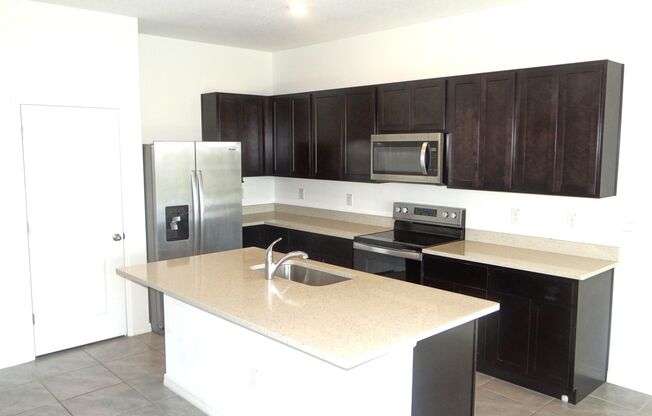 Gorgeous 3bed /2.5 bath townhome