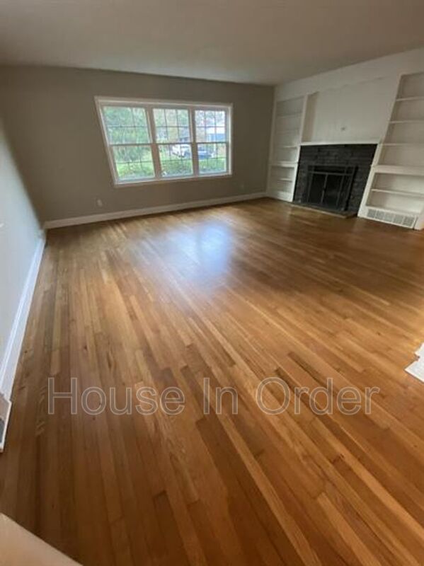 103 CEDAR LN